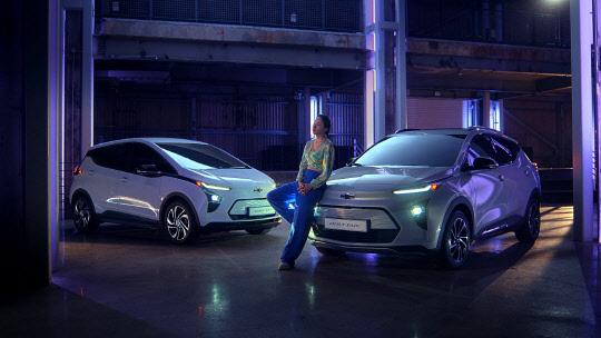 쉐보레 볼트 EUV(오른쪽)와 볼트 EV. <한국지엠 제공>